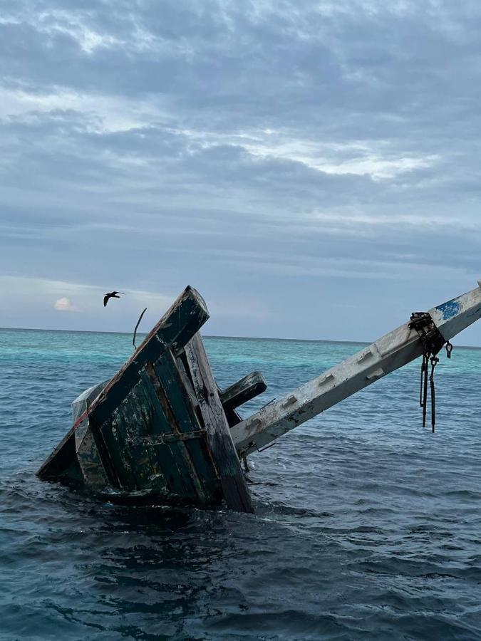 Отель Vaali Maldives Island Escapes & Dive Фелидху Экстерьер фото
